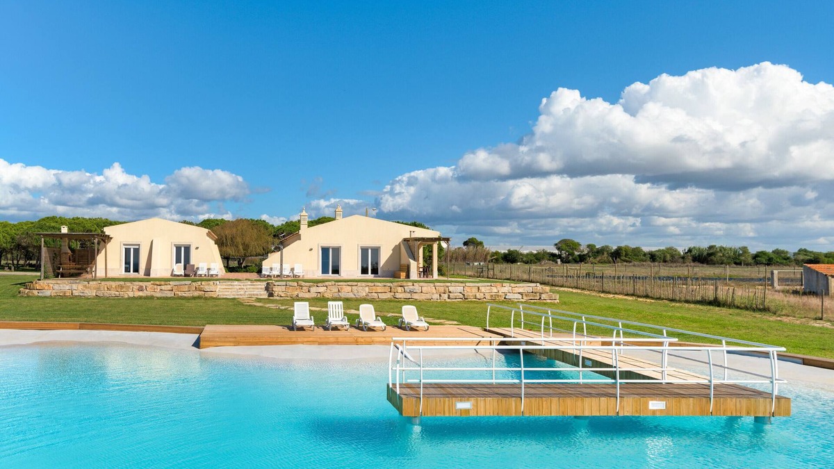 Cavaleiro House | Apartment 'Flor Do Rosto I' with Lake View, Shared Pool and Wi-Fi