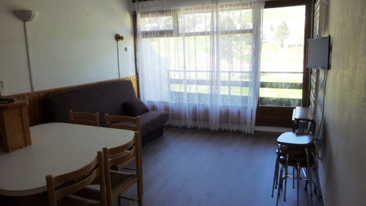 Arette Apartment | Apartment for 6 with balcony, parking, ski-in/ski-out