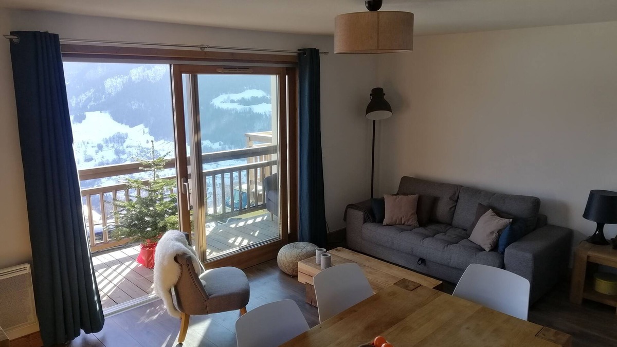 Doucy-Combelouviere House | Apartment in a family station