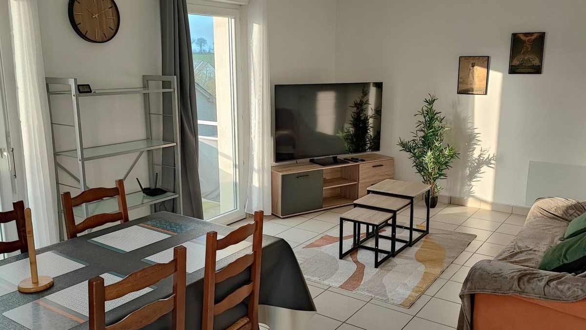 Le Theil-de-Bretagne Apartment | Apartment, independent entrance, close to station