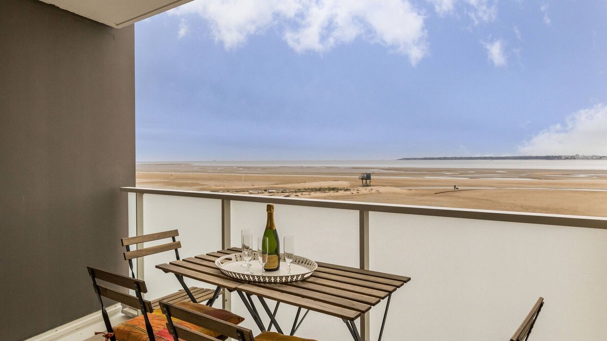 Saint-Brevin-les-Pins Apartment | Apartment in Saint-Brevin-les-Pins with Balcony and Parking