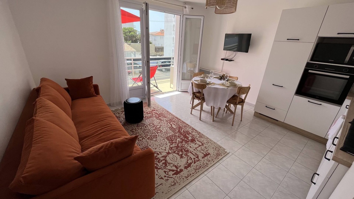 Saint-Hilaire-de-Riez Apartment | Apartment with sea view, beach access and natural swimming pool nearby