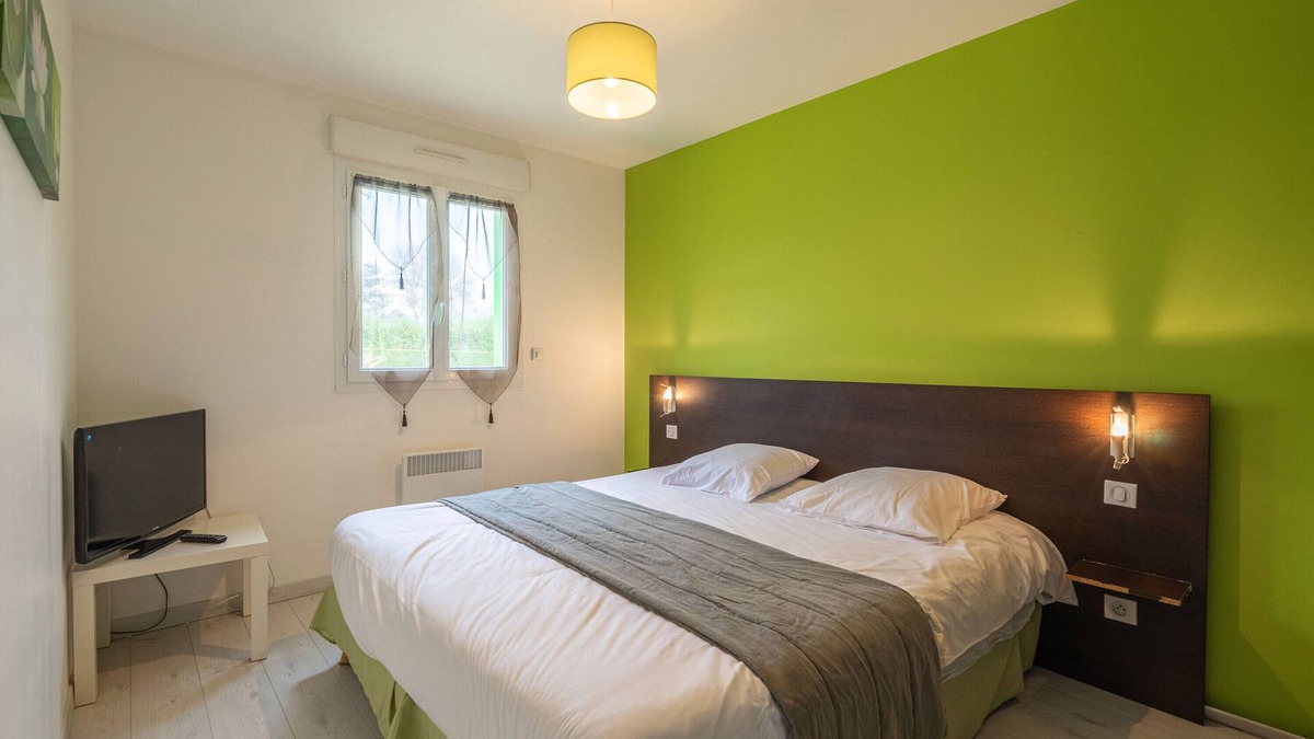 Saint-Simon-de-Bordes Apartment | Apartment 'Le Clos Du Champ De L'Amour - La Palmyre' with Pool, Wi-Fi and Air Conditioning