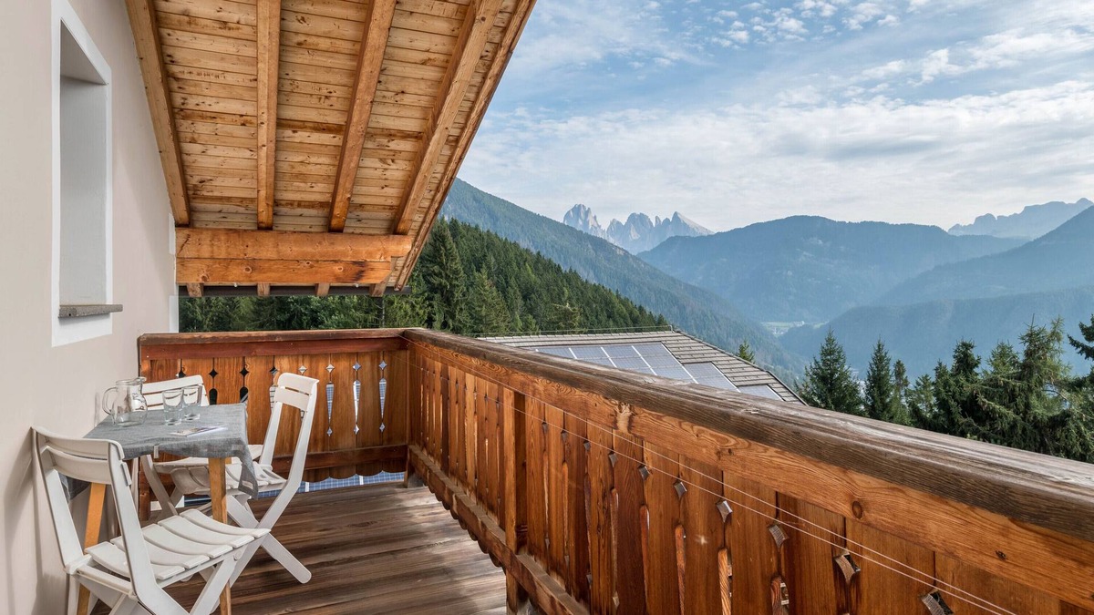 Laion Apartment | Apartment 'Funtnatsch Langkofel' with Mountain View, Shared Garden and Wi-Fi