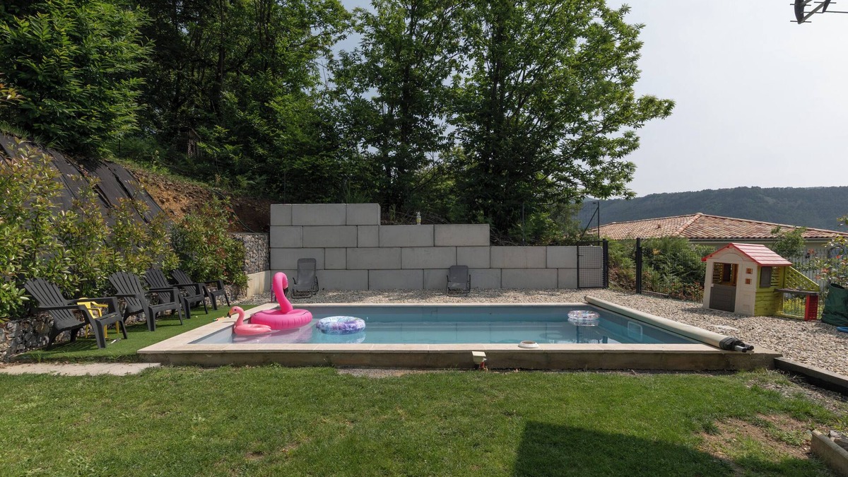 Vesseaux Apartment | Apartment "Gîte les Monteils" with Mountain View, Private Terrace & A/C