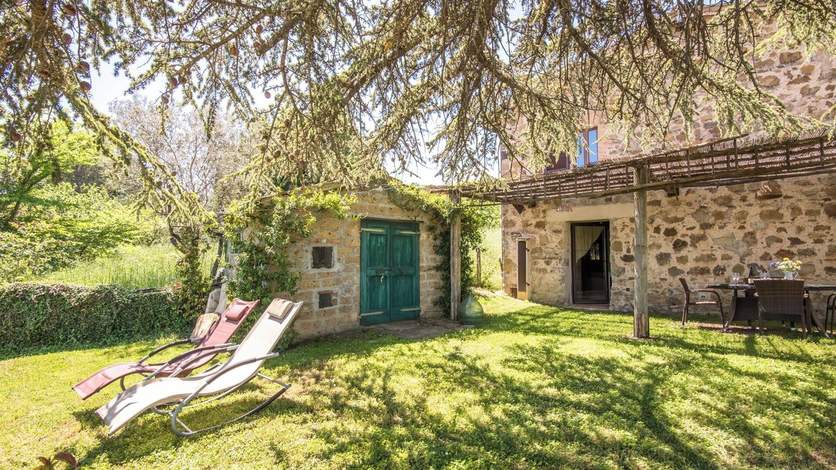 Castiglione d'Orcia Apartment | Apartment "Gemma Verde-Tavoleto" with Mountain View, Garden & Wi-Fi