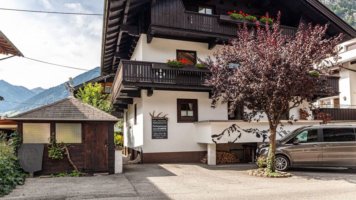 Mayrhofen Apartment | Apartment "Galerie Kaiser" with Mountain View, Balconies & Wi-Fi