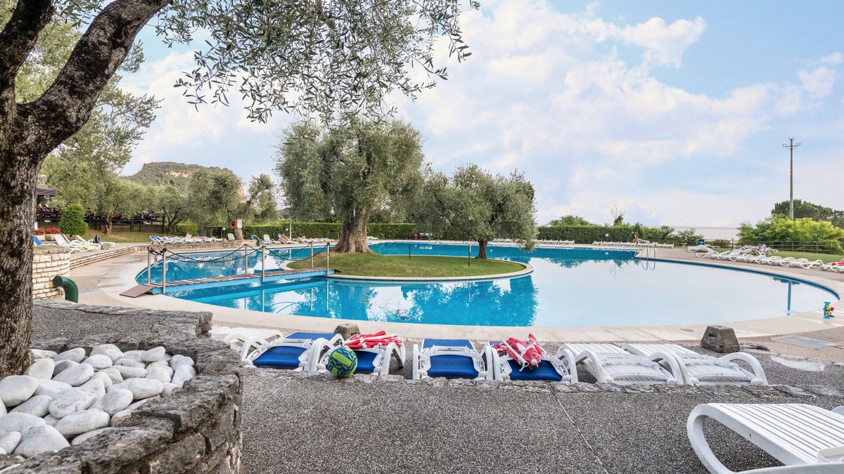 Corno Apartment | Apartment Garda Lake and swimming pool near the historic center and beach