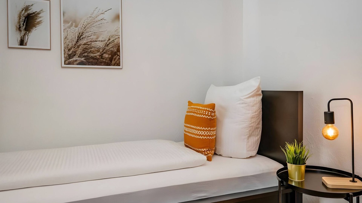 Oberhausen Apartment | Apartment 'Gemütliche Für 4 Personen' with Wi-Fi