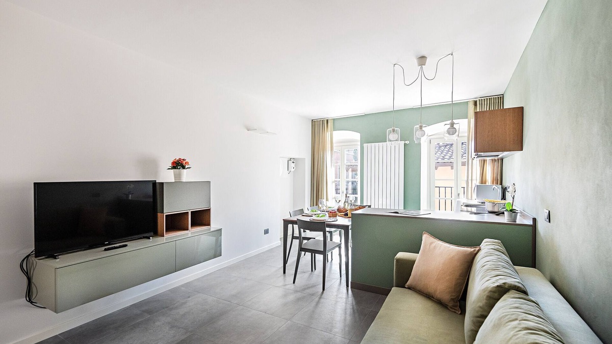 Gargnano Apartment | Apartment 'Gemhouse Smeraldo Garda Lake' 50 m from the lake, wi-fi and air conditioning n