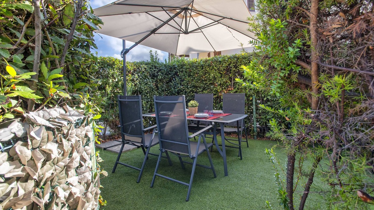 Lu Bagnu Apartment | Apartment 'Gio's' with Shared Pool, Private Garden and Air Conditioning