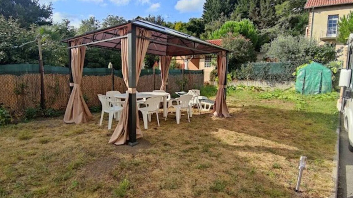 Decazeville Apartment | Apartment 'Gite 43' with Private Terrace, Shared Garden and Wi-Fi