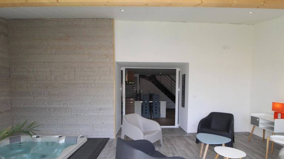 Samoyas Apartment | Apartment 'Gîte De Laphine' with Mountain View, Private Terrace and Wi-Fi