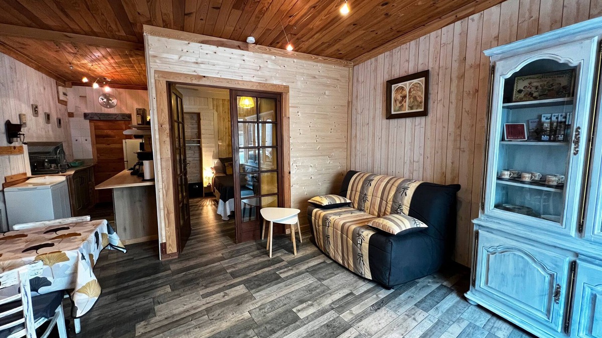 Gontaud Apartment | Apartment 'Gite Des Lys' with Wi-Fi