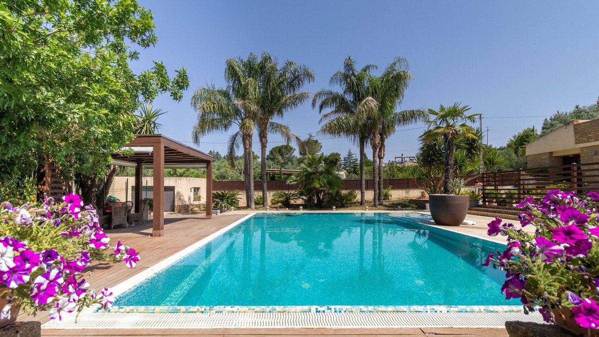 Caltagirone House | Apartment 'Giusa' with Shared Pool, Wi-Fi and Air Conditioning