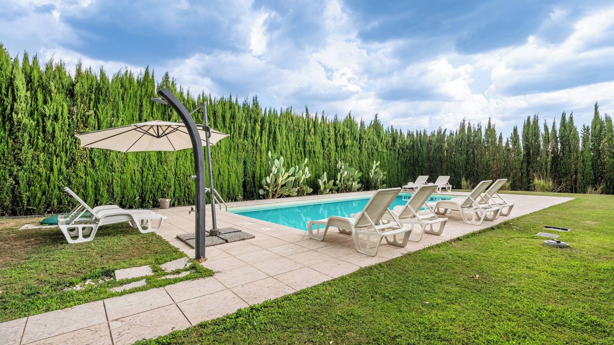 Pistoia Apartment | Apartment 'Glicine' with Shared Pool, Wi-Fi and Air Conditioning