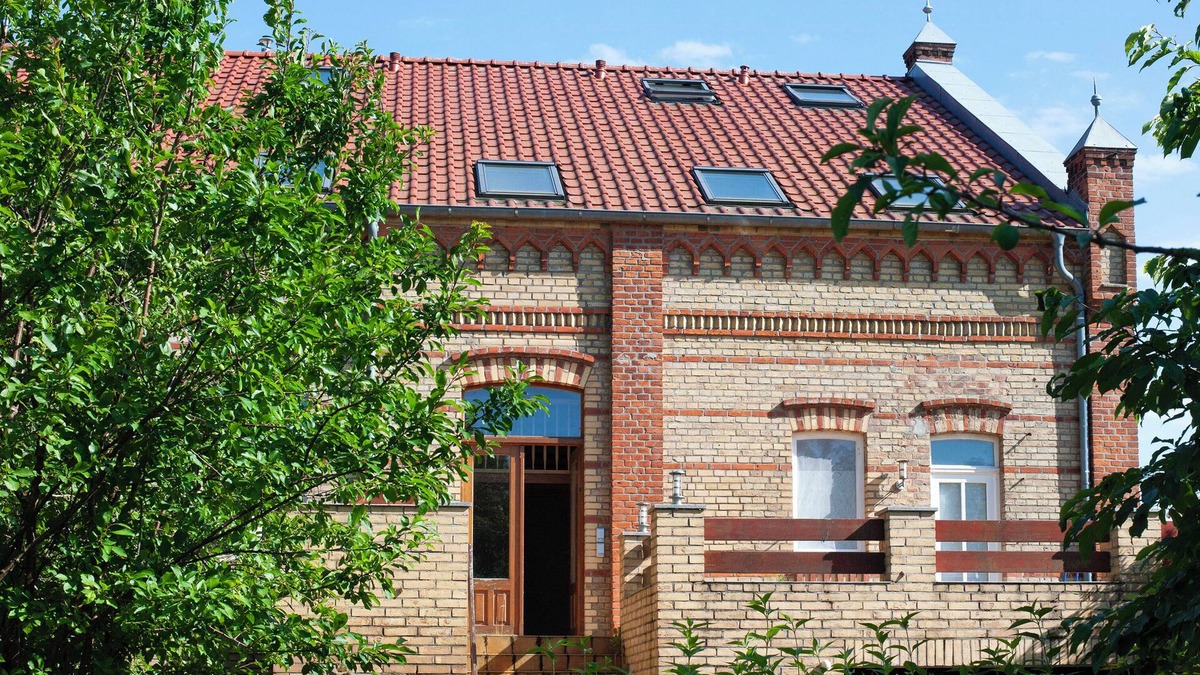 Neukloster Apartment | Apartment 'Gutshaus Am Teich' with Shared Terrace, Shared Garden and Wi-Fi