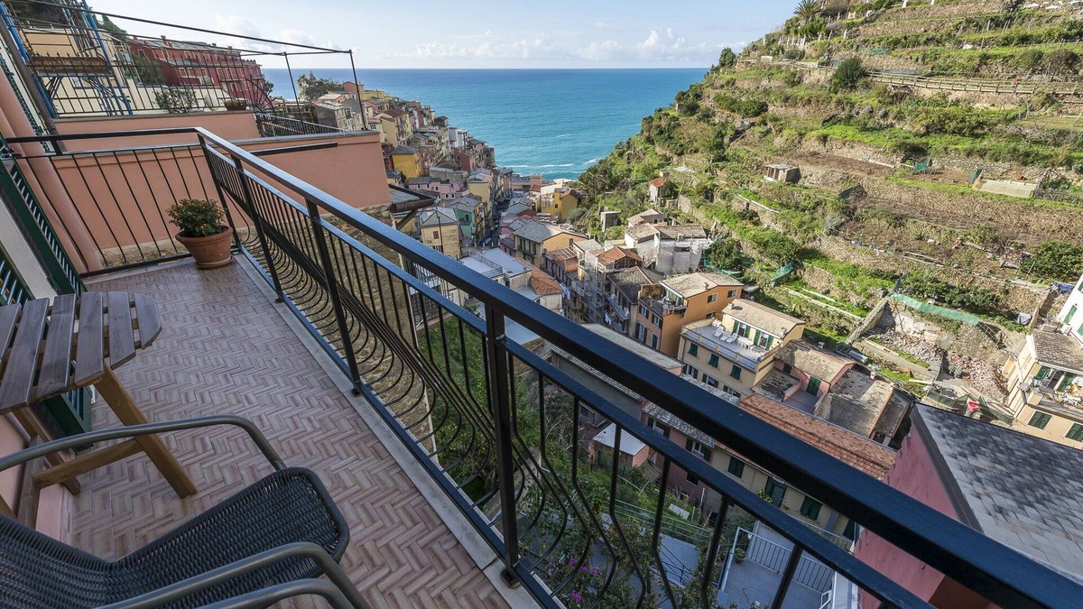 Manarola Apartment | Apartment Gym Suite by Arbaspàa, with sea view balcony in Manarola
