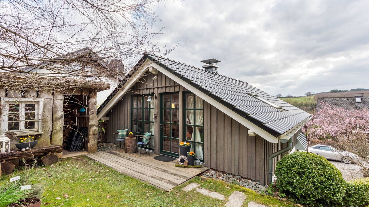 Olsberg Apartment | Apartment 'Haus Waldesruh' with Private Terrace, Private Garden and Wi-Fi