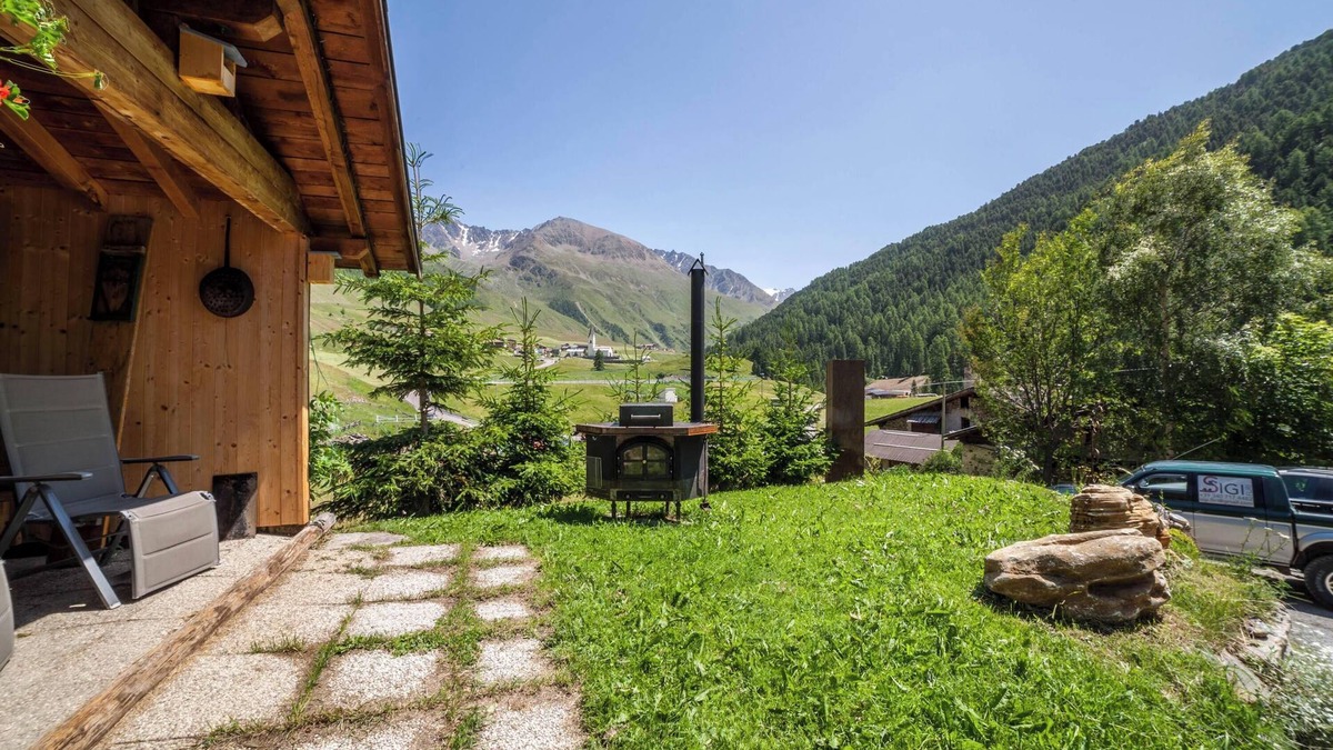 Curon Venosta Apartment | Apartment “Haus Fliri” in Etschtal Valley with Wi-Fi, Garden & Terrace