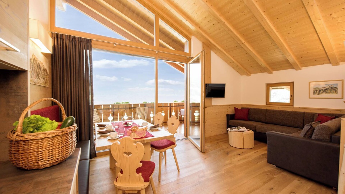 Albions Apartment | Apartment "Haus Sonnegg - Panorama Suite" with Mountain View, Wi-Fi, Terrace & Garden