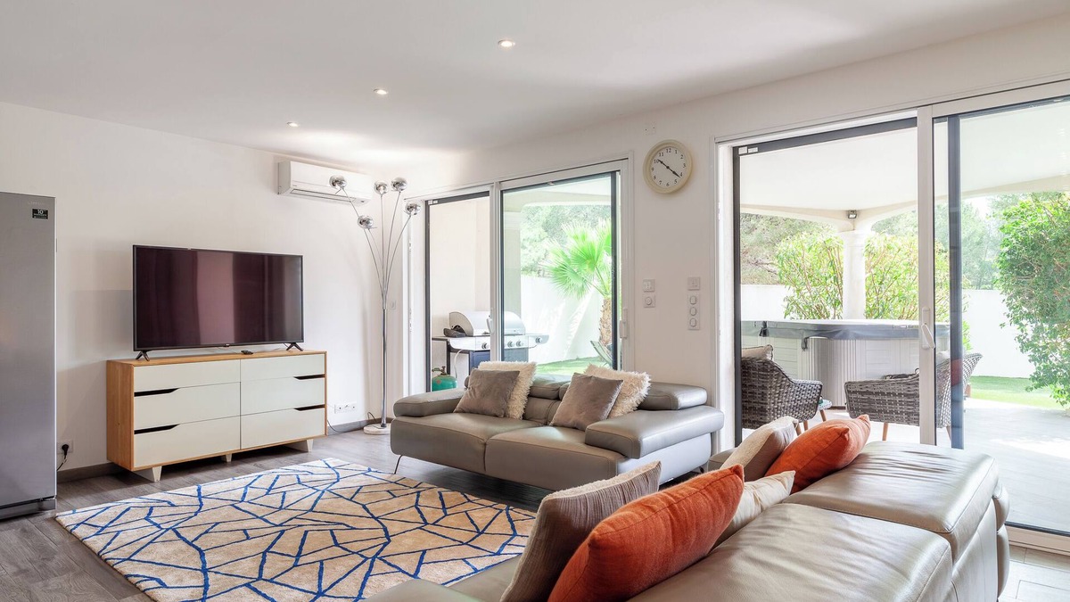 Sausset-les-Pins Apartment | Apartment 'Havre De Paix 500m De La Mer' with Private Terrace, Wi-Fi and Air Conditioning
