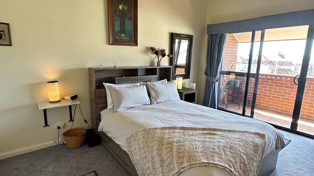 Bathurst Apartment | Apartment - Heart of Bathurst, Walk Everywhere!