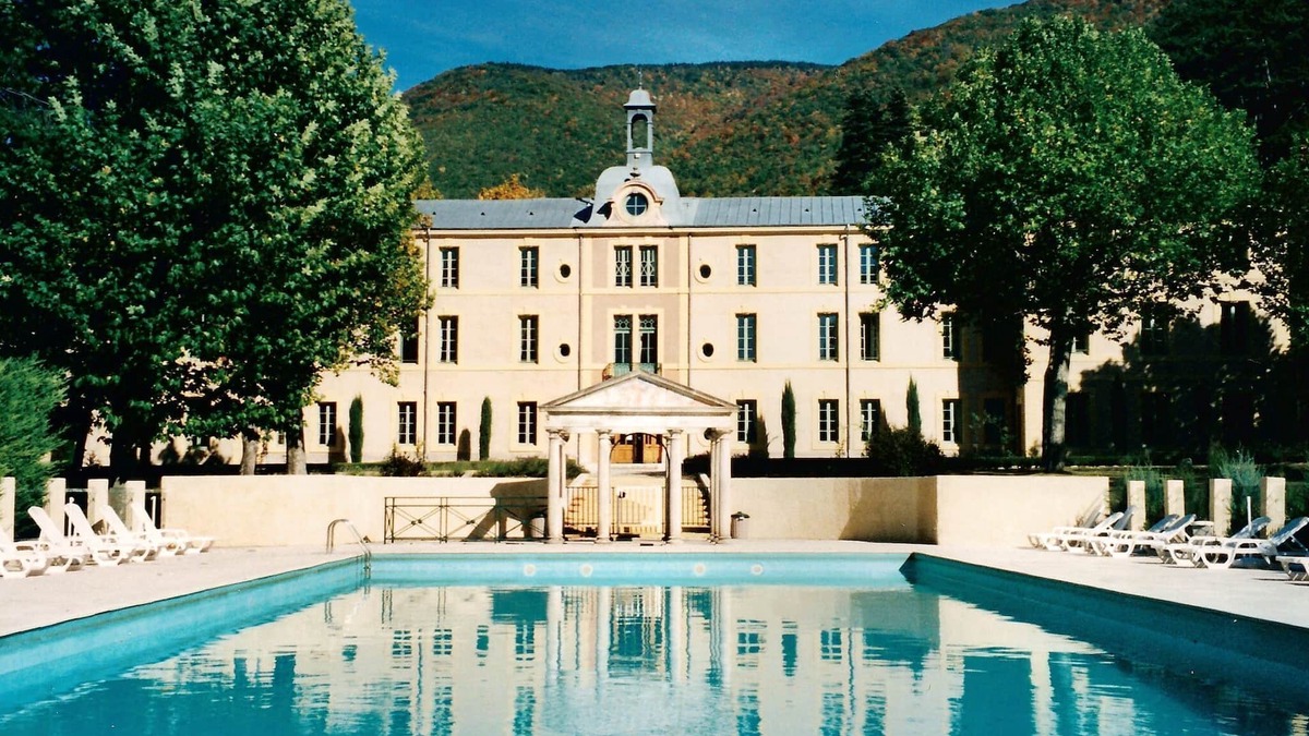 Montbrun-les-Bains Apartment | Apartment in Rhone Alpes with Pool and Lake