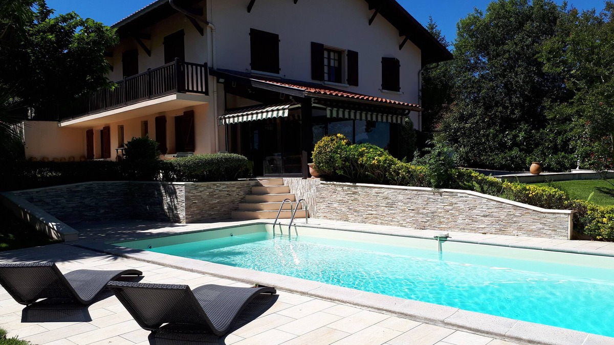Saint-Pierre-d'Irube Apartment | Apartment in luxury villa with swimming pool and pleasant garden near Biarritz
