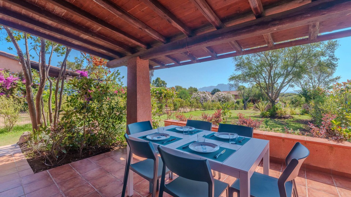 Porto Istana Apartment | Apartment 'I Sugheri' with Private Terrace, Private Garden and Air Conditioning