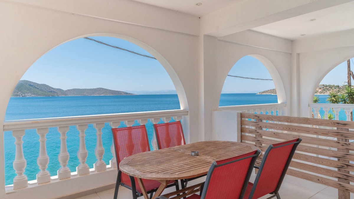 Salamis Apartment | Apartment 'Ifestos' with Sea View, Wi-Fi and Air Conditioning