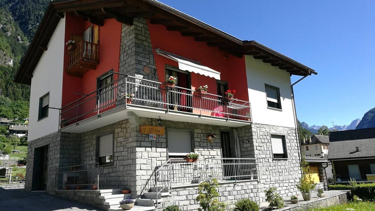 Croveo Apartment | Apartment 'Il Glicine' with Shared Garden
