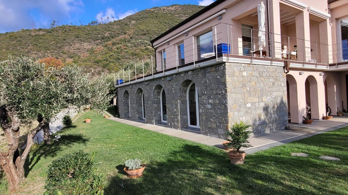 Bonassola Apartment | Apartment "Il Paradiso Sul Mare" with Shared Garden and Wi-Fi