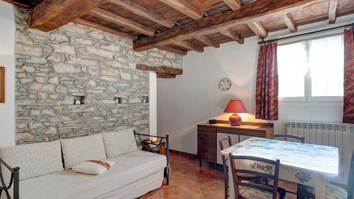 Siglioli Apartment | Apartment 'Il piccolo fienile' with Shared Pool, Garden and Wi-Fi