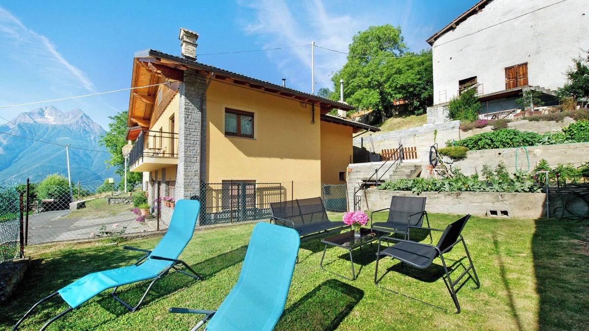 Quart Apartment | Apartment 'Il Piccolo Nido' with Mountain View, Shared Garden and Wi-Fi