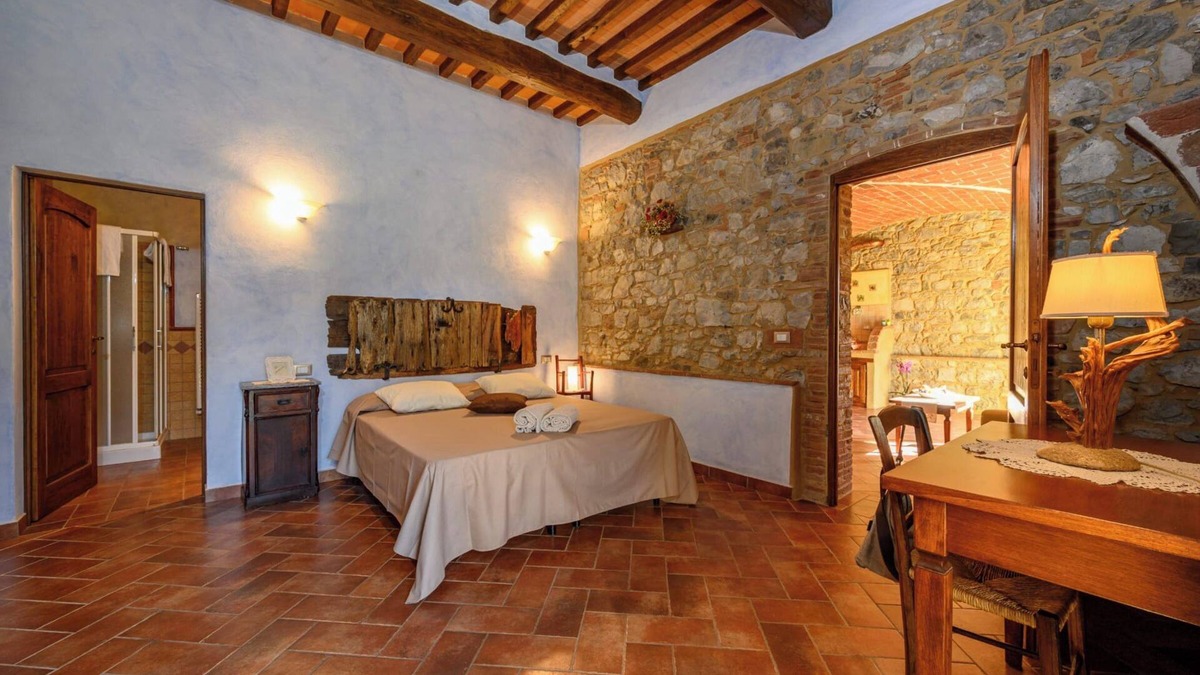 Pomarance Apartment | Apartment 'Il Trinciatoio' with Shared Pool, Private Garden and Wi-Fi