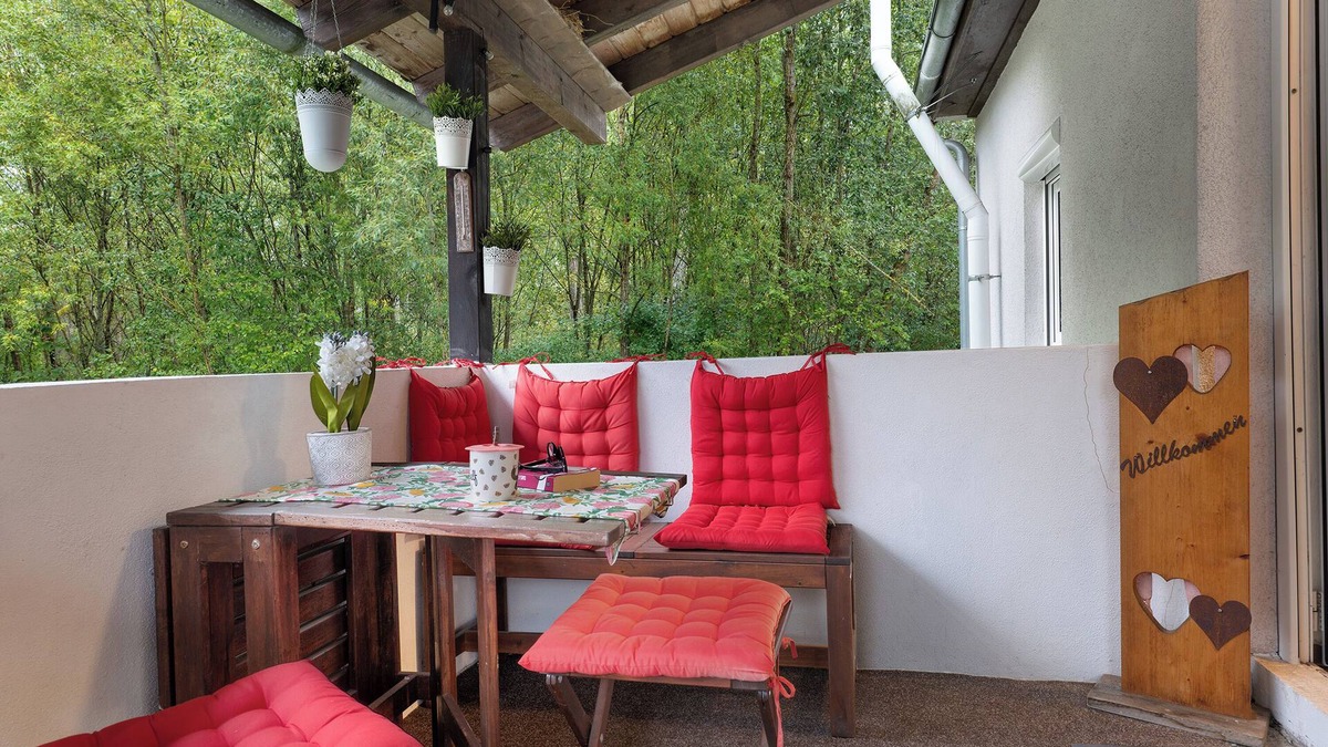 Hausen Apartment | Apartment 'Im Grünen' with Terrace, Shared Garden and Wi-Fi