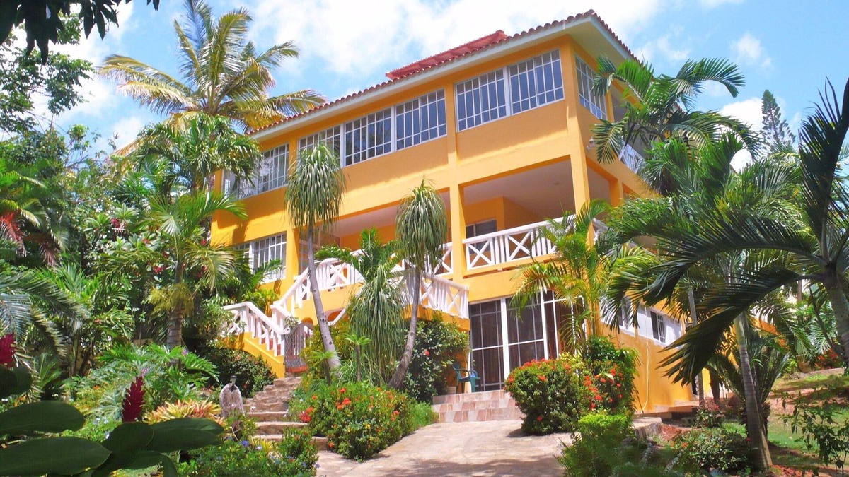 Costambar Apartment | Apartment in a beautiful tropical garden, 2 minutes walk to the beach.