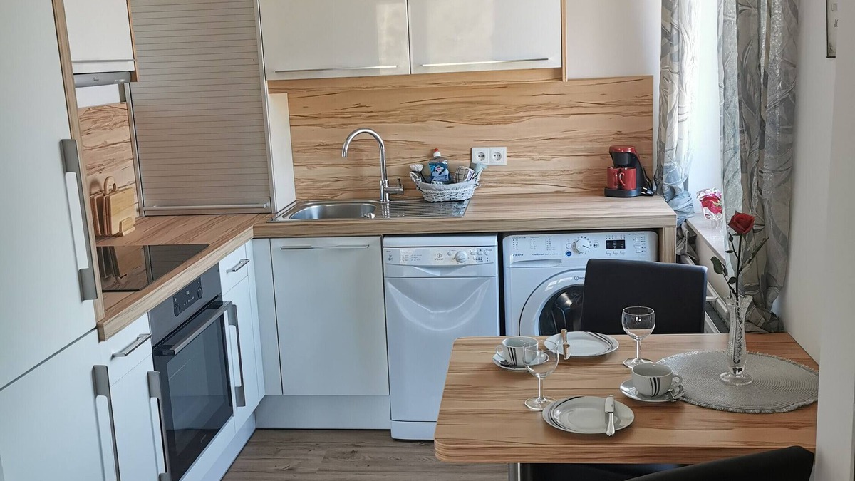 Hoheneich House | Apartment In A Hotel 'Homew4 Rosenapartment' with Balcony and Wi-Fi