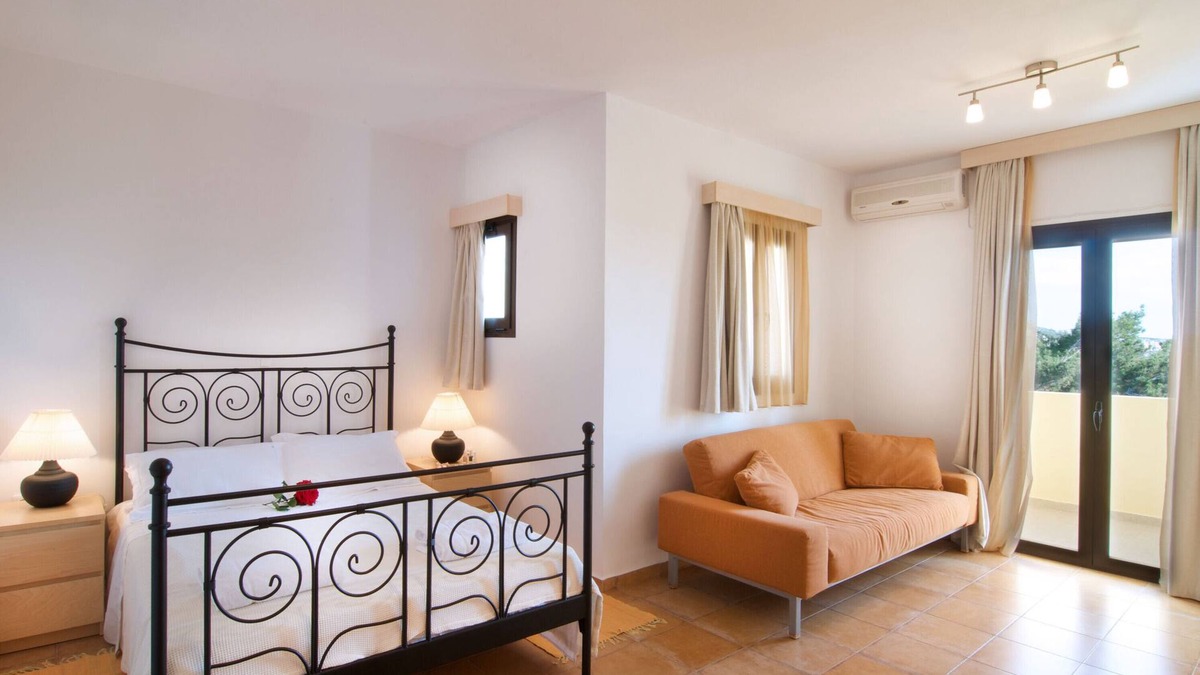 Lefkos Apartment | Apartment In A Hotel 'Miraluna Three Room 2' with Private Terrace and Air Conditioning