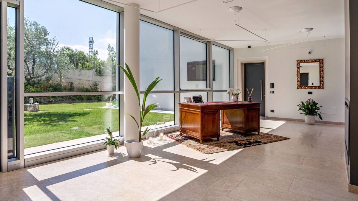 Ravina Apartment | Apartment In A Hotel 'Midum Domus Attic' with Mountain View, Wi-Fi and Air Conditioning