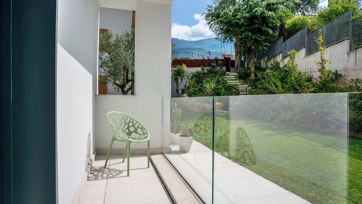 Ravina Apartment | Apartment In A Hotel 'Midum Garden Sud' with Mountain View, Wi-Fi and Air Conditioning