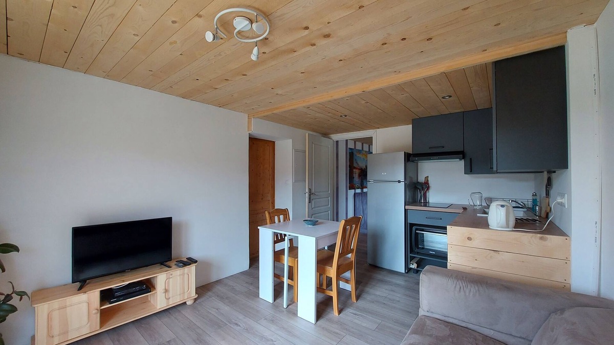 Paroisse des Monts de Bienne Apartment | Apartment in a Jura Chalet