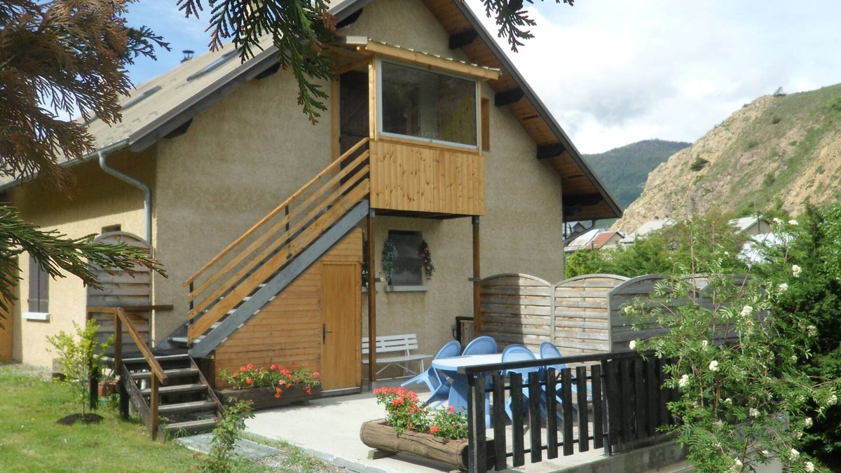 Saint-Martin-de-Queyrieres Apartment | Apartment in a quiet village