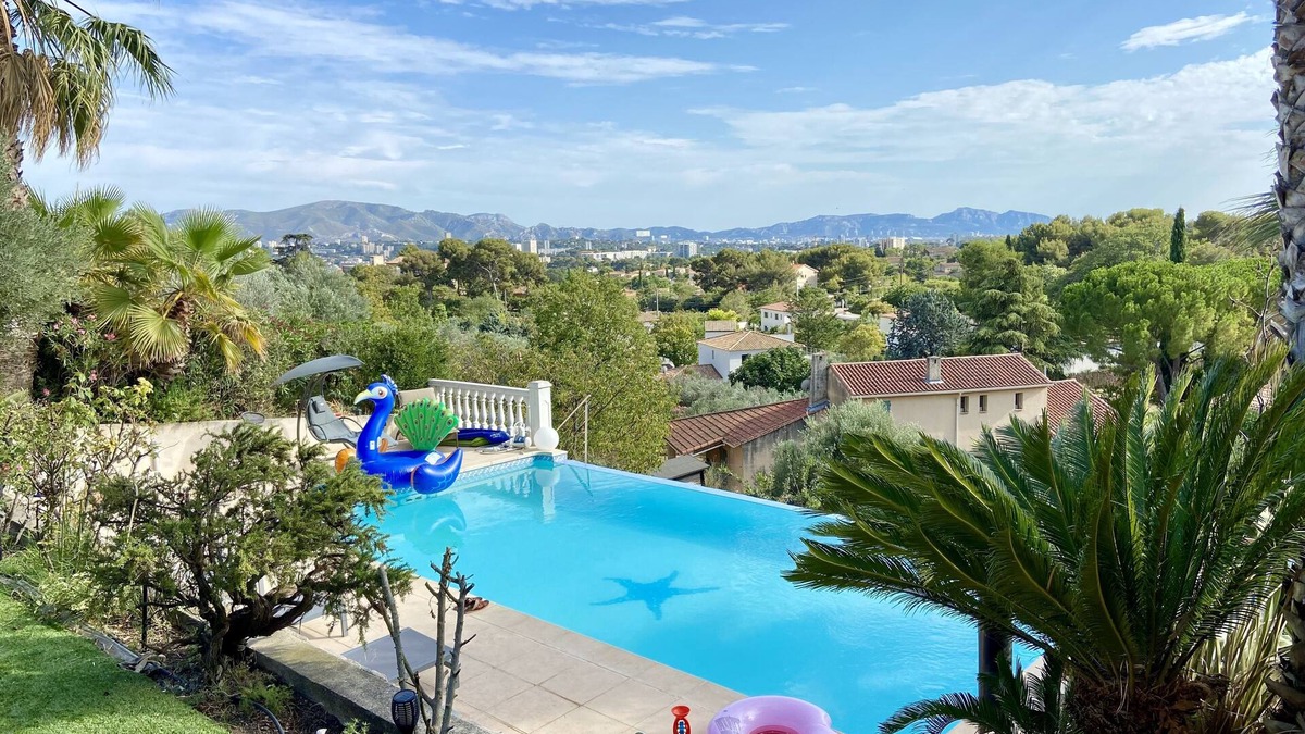 13th Arrondissement Apartment | Apartment in a villa with swimming pool in the hills above Marseille
