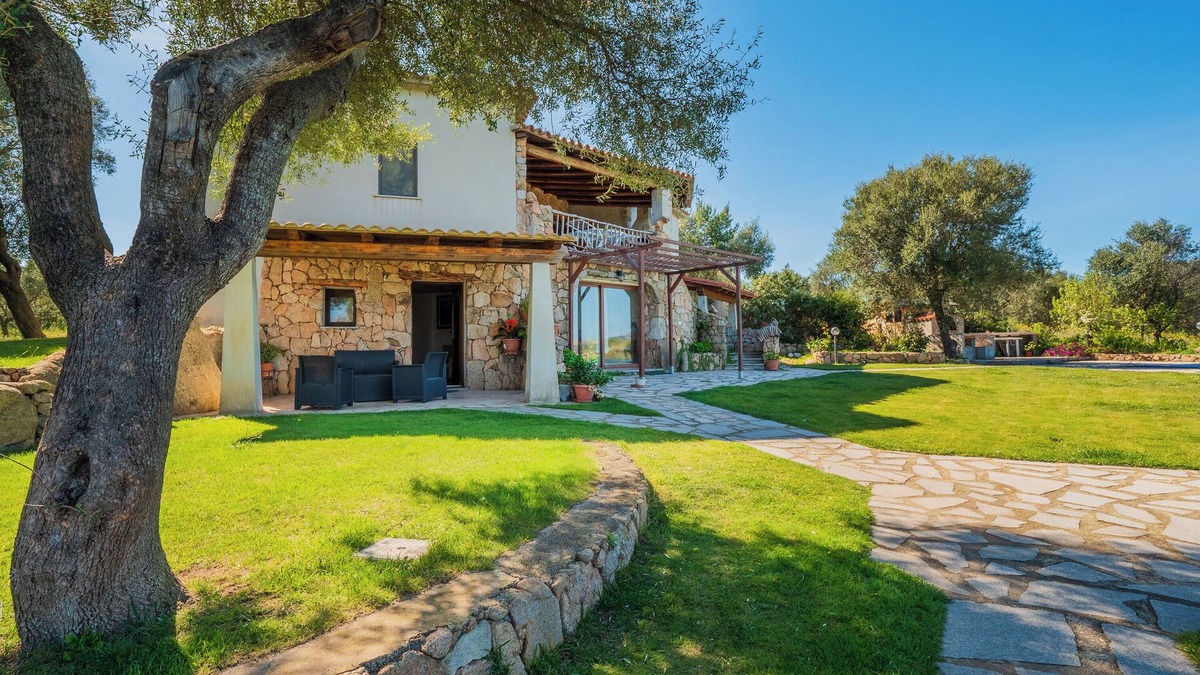 Arzachena Apartment | Apartment in a Villa in the Countryside with Mountain View and Shared Pool