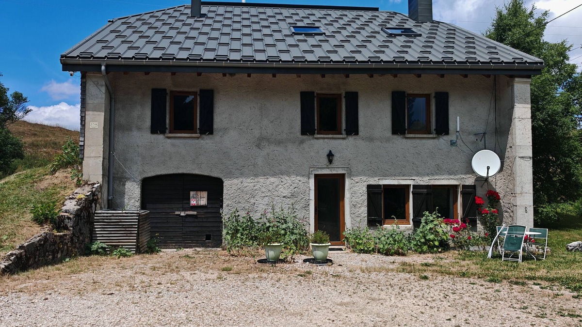 Septmoncel les Molunes Apartment | Apartment in alpine farmhouse, close to ski slopes and hiking trails