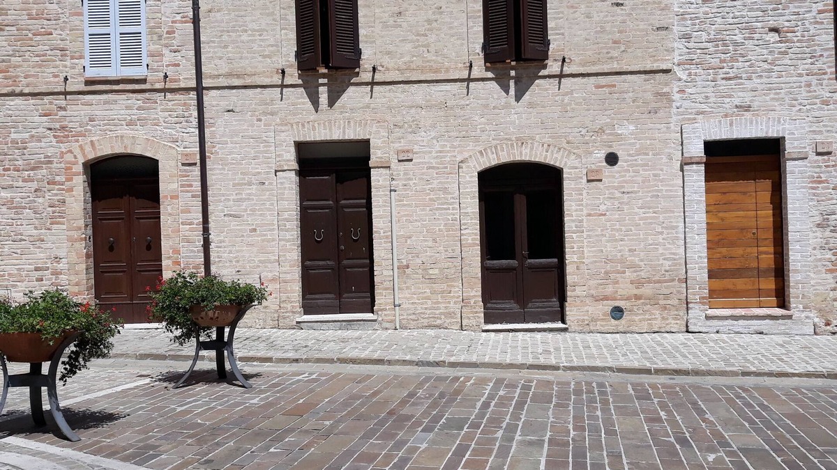 Moresco Apartment | apartment in an ancient medieval building in the central square of Moresco