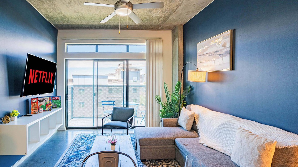 Evans Churchill Apartment | Apartment in Central DT with Gym+Pool+Parking+W/D