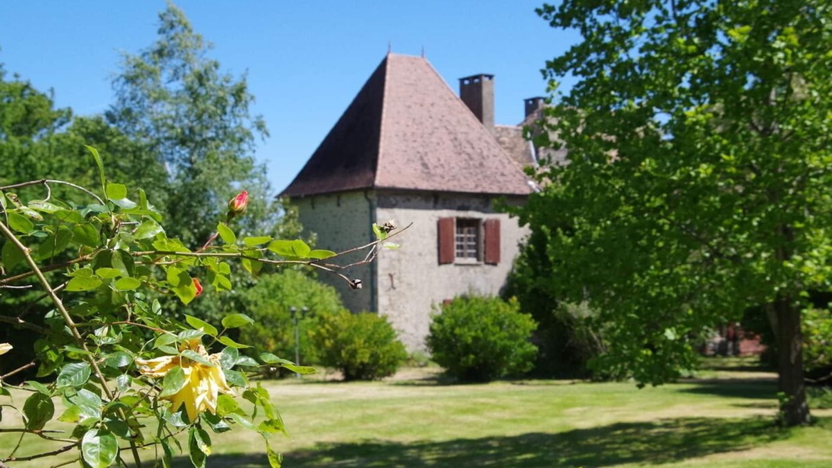 Busserolles Apartment | Apartment in Dependance of a hunting lodge from the 14th century
